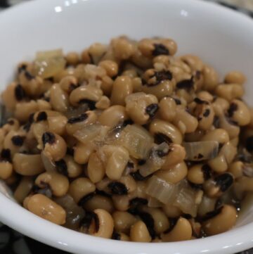 black eyed peas in bowl