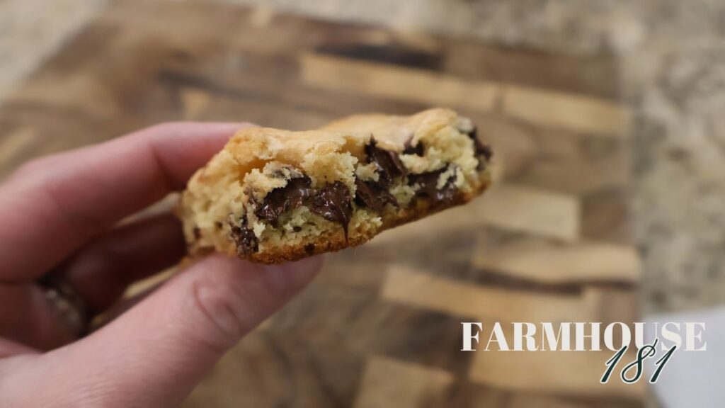 zoomed in picture of cut cookie bar